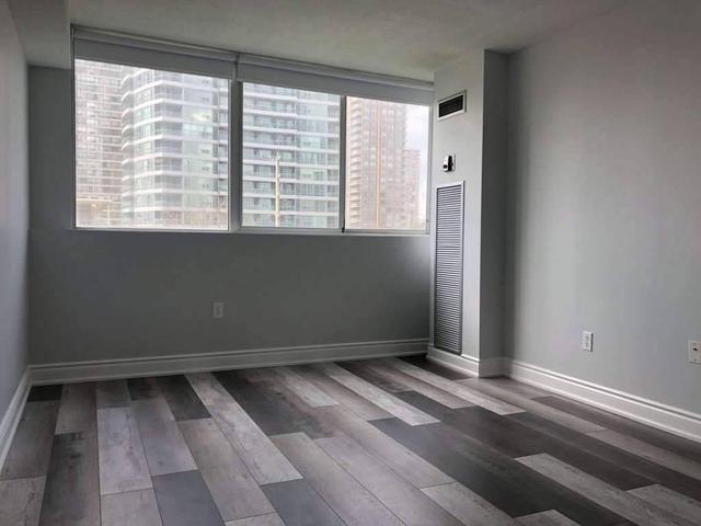 405 - 3590 Kaneff Cres, Condo with 2 bedrooms, 2 bathrooms and 2 parking in Mississauga ON | Image 7