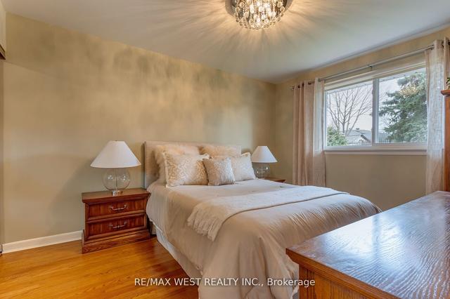 63 Wareside Rd, House detached with 3 bedrooms, 2 bathrooms and 3 parking in Toronto ON | Image 4