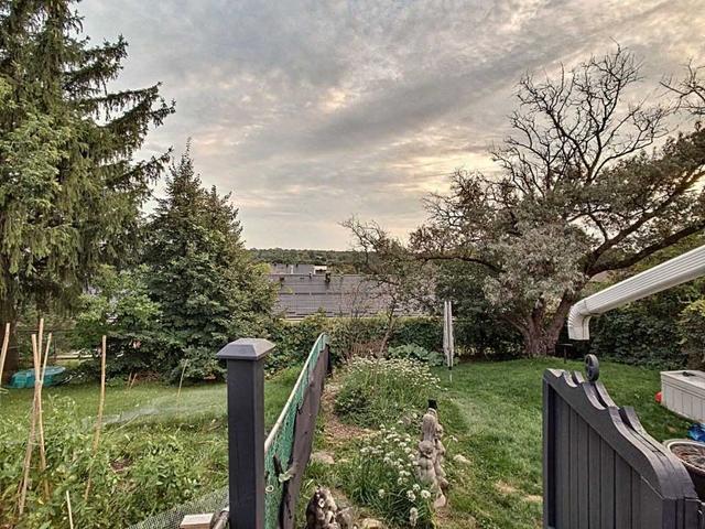 2 Eliot Pl, House semidetached with 3 bedrooms, 2 bathrooms and 5 parking in Guelph ON | Image 4