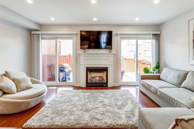 68 Old Orchard Cres, House semidetached with 3 bedrooms, 3 bathrooms and 4 parking in Richmond Hill ON | Image 4