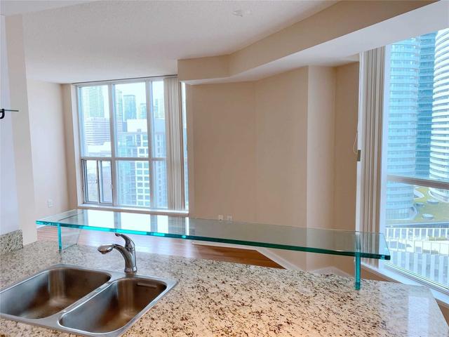 1813 - 208 Queens Quay W, Condo with 1 bedrooms, 1 bathrooms and 0 parking in Toronto ON | Image 9