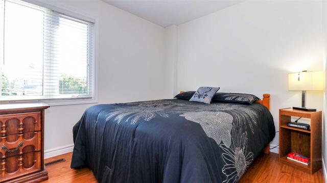 210 Kozlov St, House detached with 3 bedrooms, 2 bathrooms and 4 parking in Barrie ON | Image 10