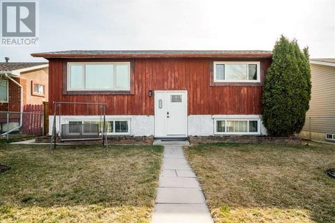 6836 Rundlehorn Drive Ne, House detached with 3 bedrooms, 2 bathrooms and 3 parking in Calgary AB | Card Image