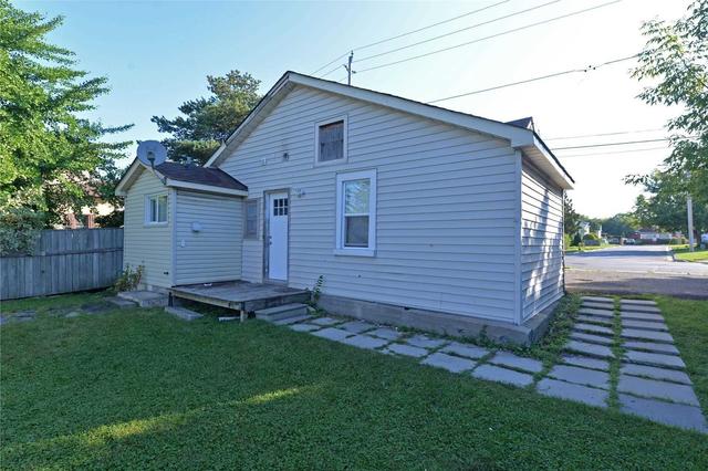 762 Albert St, House detached with 2 bedrooms, 1 bathrooms and 2 parking in Oshawa ON | Image 11