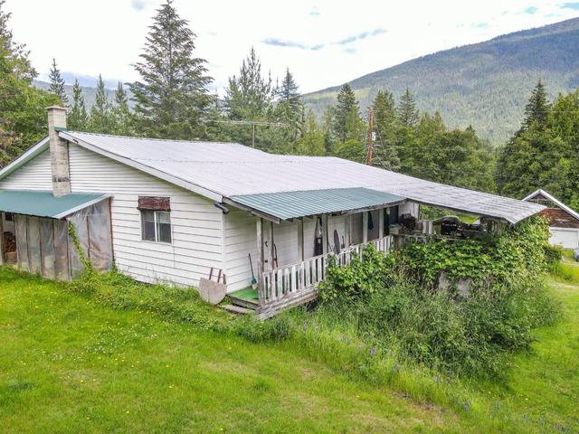 8871 Slocan West Road, House detached with 5 bedrooms, 1 bathrooms and null parking in Central Kootenay H BC | Card Image