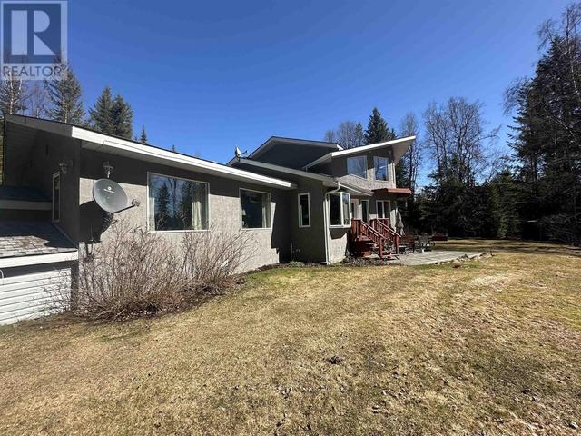 6325 Rosette Lake Road, House detached with 3 bedrooms, 2 bathrooms and null parking in Cariboo F BC | Image 3