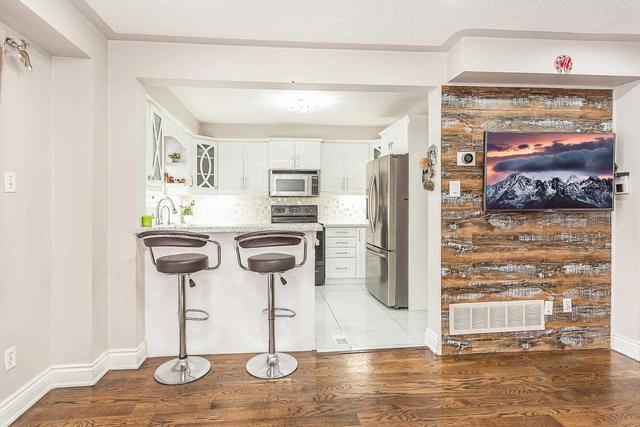 81 Wickstead Crt, Condo with 3 bedrooms, 3 bathrooms and 2 parking in Brampton ON | Image 2