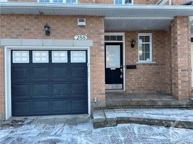 288 Goldridge Drive, Townhouse with 3 bedrooms, 3 bathrooms and 3 parking in Ottawa ON | Image 2