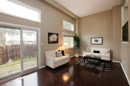 79 Foster Cres, Townhouse with 3 bedrooms, 2 bathrooms and 2 parking in Brampton ON | Image 1