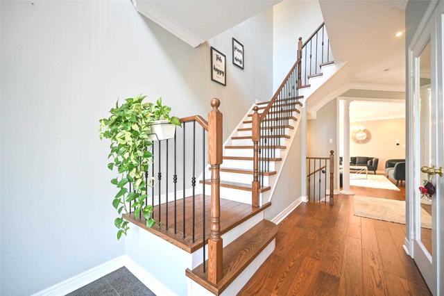 25 Summeridge Dr, House detached with 4 bedrooms, 4 bathrooms and 4 parking in Vaughan ON | Image 6