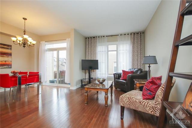 213 Butterfly Walk, Townhouse with 3 bedrooms, 2 bathrooms and 3 parking in Ottawa ON | Image 3