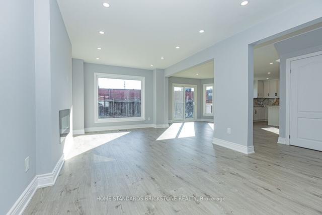 120 Castlehill Rd, House detached with 4 bedrooms, 5 bathrooms and 6 parking in Vaughan ON | Image 2