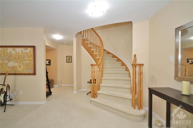 182 Lanark Avenue, Townhouse with 3 bedrooms, 3 bathrooms and 4 parking in Ottawa ON | Image 4
