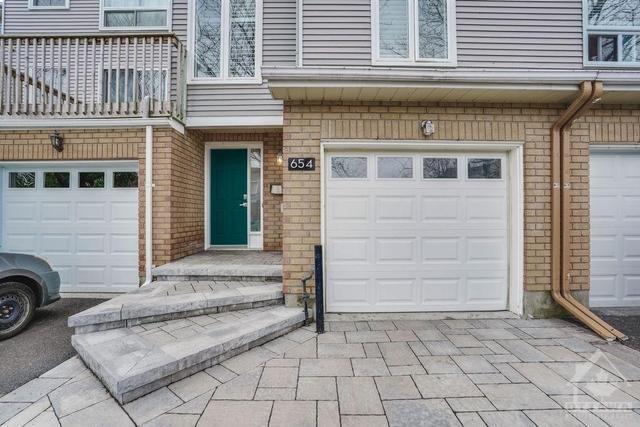 654 Brome Crescent, Townhouse with 3 bedrooms, 3 bathrooms and 3 parking in Ottawa ON | Image 2