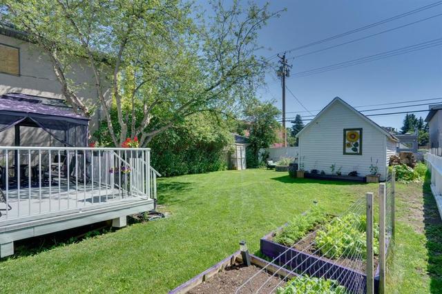 823 17 Avenue Nw, House detached with 3 bedrooms, 2 bathrooms and 2 parking in Calgary AB | Image 13