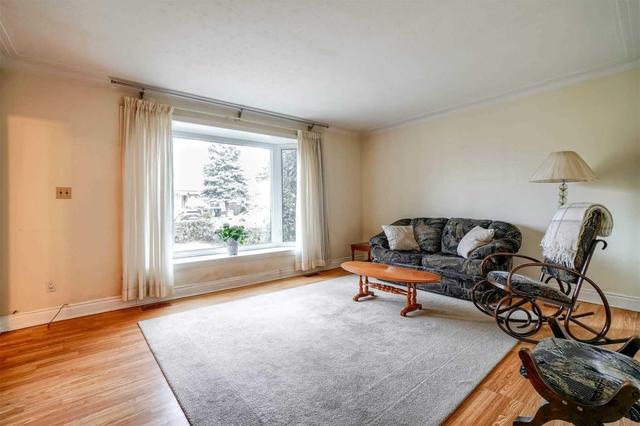 81 Miramar Cres, House detached with 3 bedrooms, 2 bathrooms and 3 parking in Toronto ON | Image 4