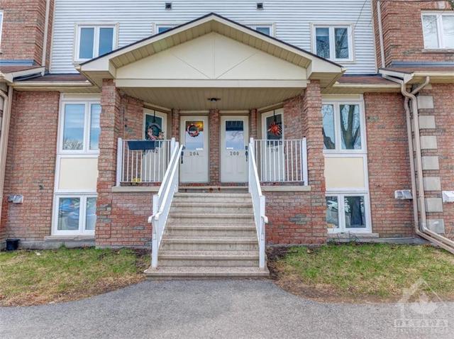 204 Briston Private, House attached with 3 bedrooms, 3 bathrooms and 1 parking in Ottawa ON | Image 2
