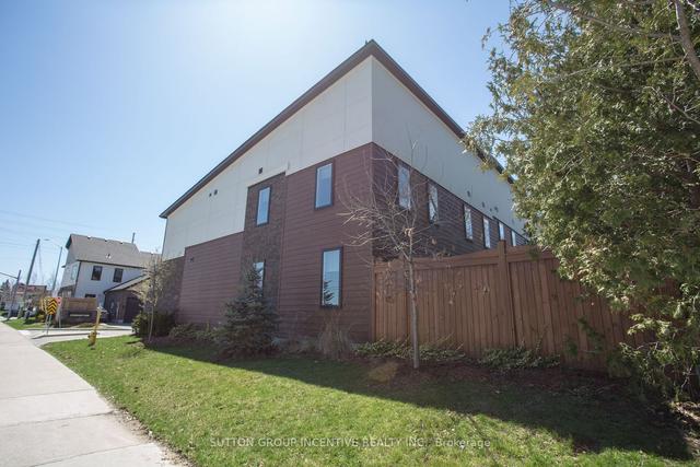 28 Stonehart Lane, House attached with 2 bedrooms, 3 bathrooms and 2 parking in Barrie ON | Image 11