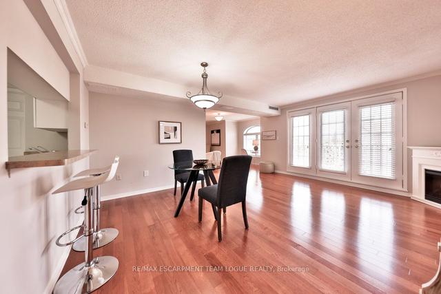 b406 - 216 Plains Rd W, Condo with 1 bedrooms, 1 bathrooms and 1 parking in Burlington ON | Image 2