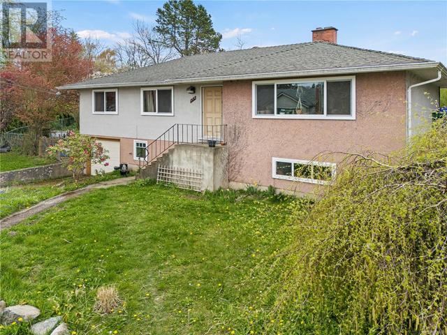 977 Lovat Ave, House detached with 5 bedrooms, 3 bathrooms and 2 parking in Saanich BC | Image 1