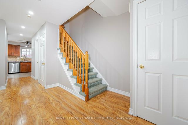 32 Maplehurst Sq N, House semidetached with 3 bedrooms, 3 bathrooms and 3 parking in Brampton ON | Image 8