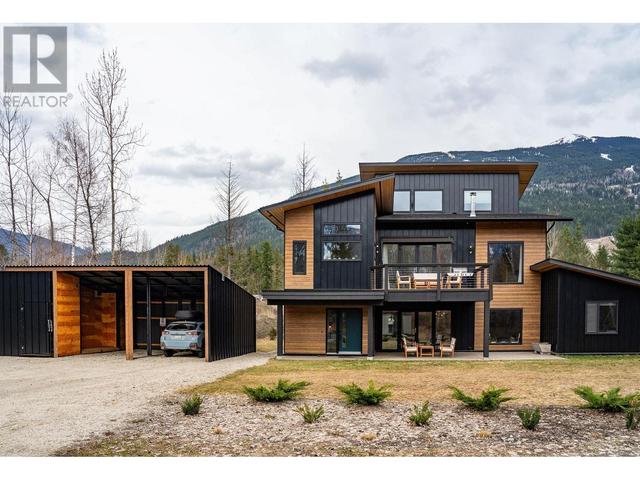 3108 Airport Way, House detached with 8 bedrooms, 7 bathrooms and null parking in Columbia Shuswap B BC | Image 5