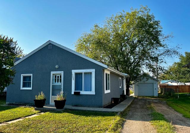 9305 105 Avenue, House detached with 2 bedrooms, 1 bathrooms and 4 parking in Grande Prairie AB | Image 1