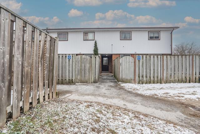 49 - 120 Nonquon Rd, Townhouse with 3 bedrooms, 1 bathrooms and 1 parking in Oshawa ON | Image 1