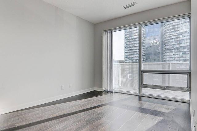 3010 - 100 Harbour St, Condo with 3 bedrooms, 2 bathrooms and 1 parking in Toronto ON | Image 4