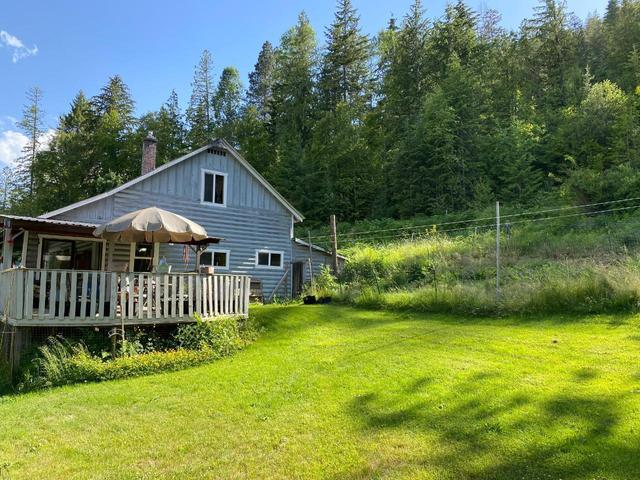 1946 Cox Road, House detached with 3 bedrooms, 2 bathrooms and 6 parking in Central Kootenay F BC | Image 2
