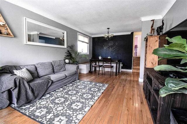 26 Huntley Cres, House detached with 3 bedrooms, 2 bathrooms and 5 parking in St. Catharines ON | Image 2