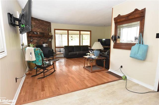 406 Penetanguishene Road, House detached with 4 bedrooms, 3 bathrooms and 21 parking in Springwater ON | Image 8