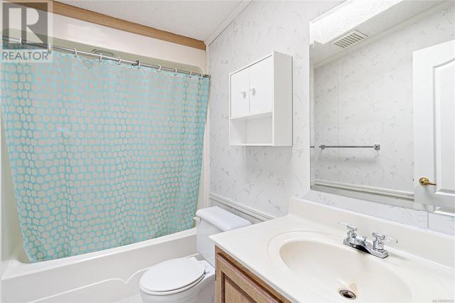 Bright 4-pc Bathroom with skylight | Image 18
