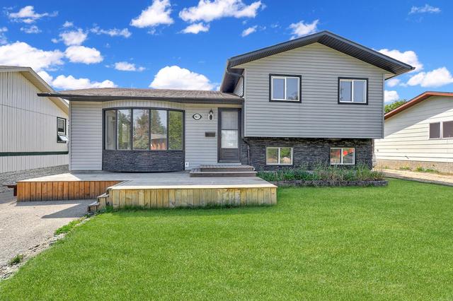 9417 70 Avenue, House detached with 4 bedrooms, 2 bathrooms and 4 parking in Grande Prairie AB | Image 2
