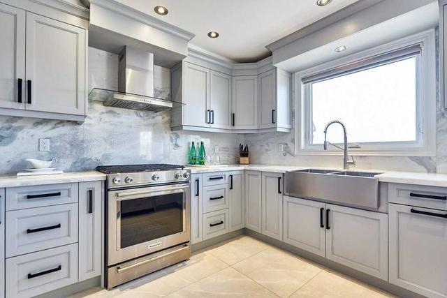 61 Gate House Crt, House detached with 4 bedrooms, 4 bathrooms and 6 parking in Vaughan ON | Image 2