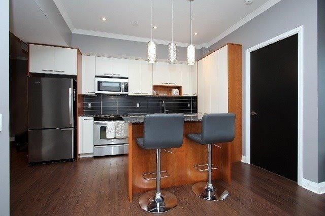 2107 - 1 Valhalla Inn Rd, Condo with 2 bedrooms, 1 bathrooms and 1 parking in Toronto ON | Image 2