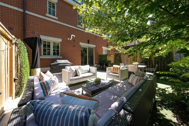th2 - 379 Madison Ave, Townhouse with 3 bedrooms, 3 bathrooms and 2 parking in Toronto ON | Image 9