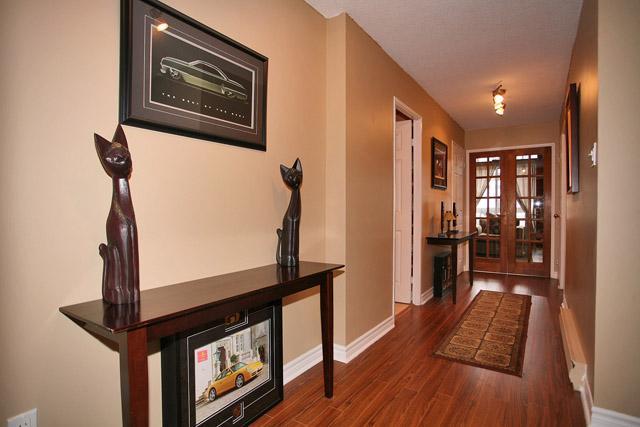 106 - 1042 Falgarwood Dr, Townhouse with 3 bedrooms, 2 bathrooms and null parking in Oakville ON | Image 2