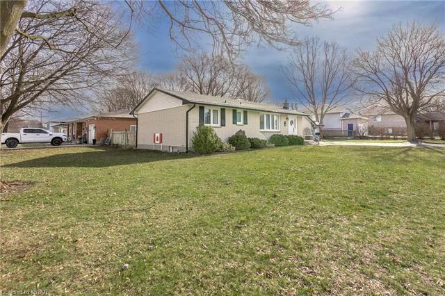 8 Dell Drive, House detached with 3 bedrooms, 1 bathrooms and 8 parking in Strathroy Caradoc ON | Image 23