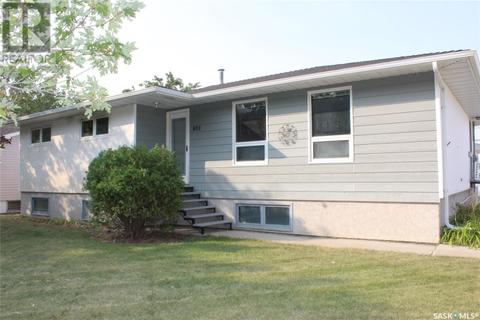 801 Centre Street, House detached with 6 bedrooms, 2 bathrooms and null parking in Shaunavon SK | Card Image