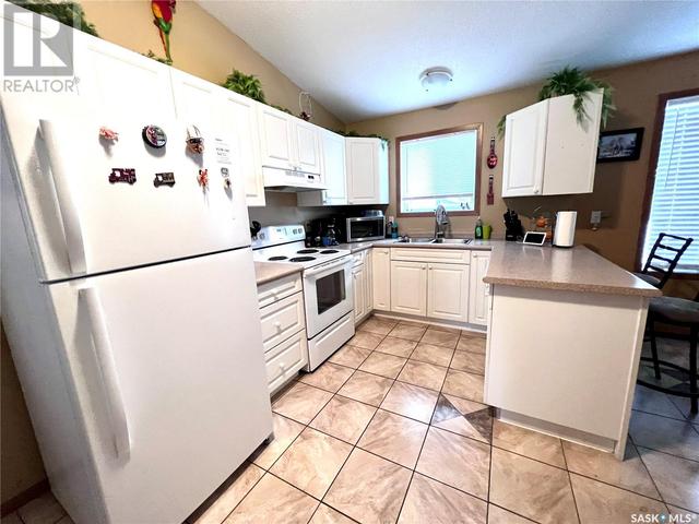 391 2nd Street W, House detached with 2 bedrooms, 2 bathrooms and null parking in Glaslyn SK | Image 4