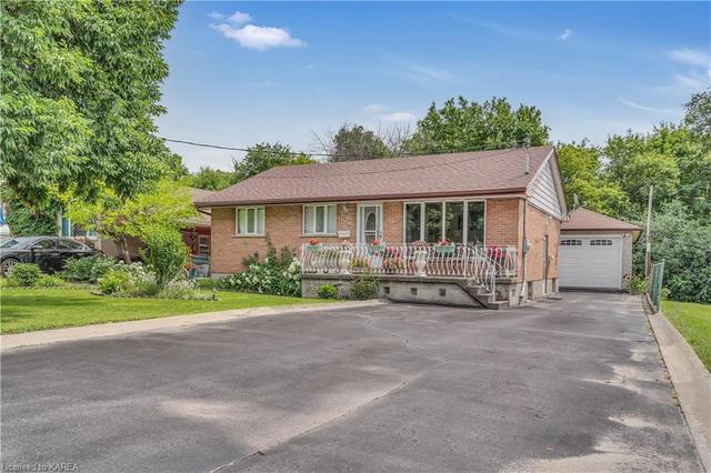 1359 Montreal Street, House detached with 4 bedrooms, 2 bathrooms and 9 parking in Kingston ON | Image 2