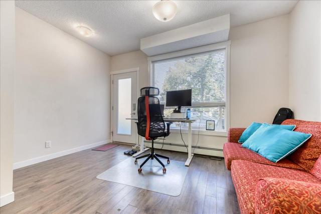 102 - 1740 9 Street Nw, Home with 2 bedrooms, 1 bathrooms and 1 parking in Calgary AB | Image 3
