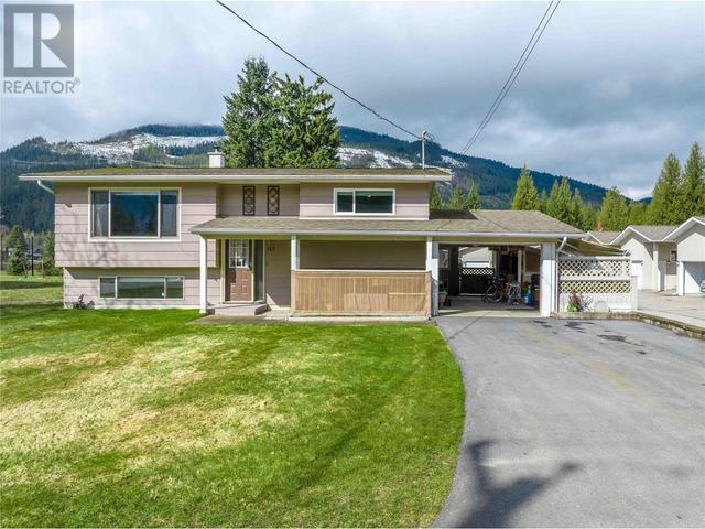 145 Columbia Park Drive, House detached with 2 bedrooms, 2 bathrooms and null parking in Revelstoke BC | Image 1