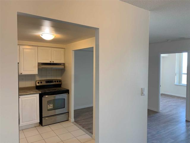 1614 - 135 Hillcrest Ave, Condo with 2 bedrooms, 1 bathrooms and 1 parking in Mississauga ON | Image 2
