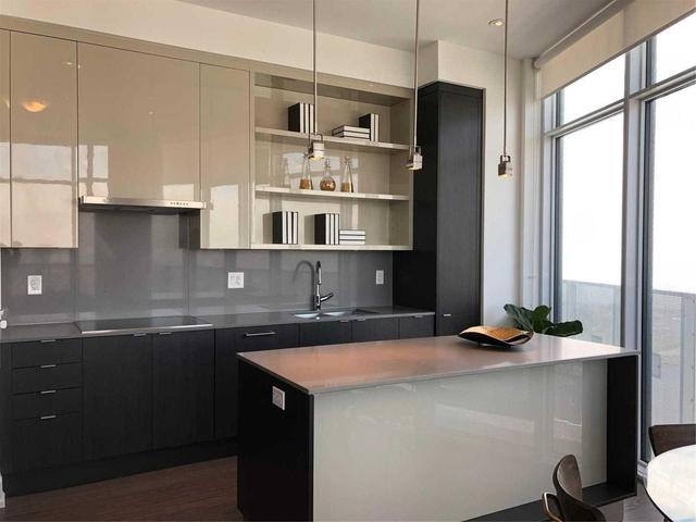 Sph201 - 88 Harbour St, Condo with 2 bedrooms, 3 bathrooms and 1 parking in Toronto ON | Image 2