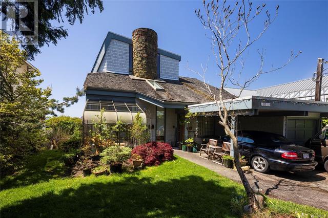 2072 Marne St, House detached with 4 bedrooms, 3 bathrooms and 4 parking in Oak Bay BC | Image 1