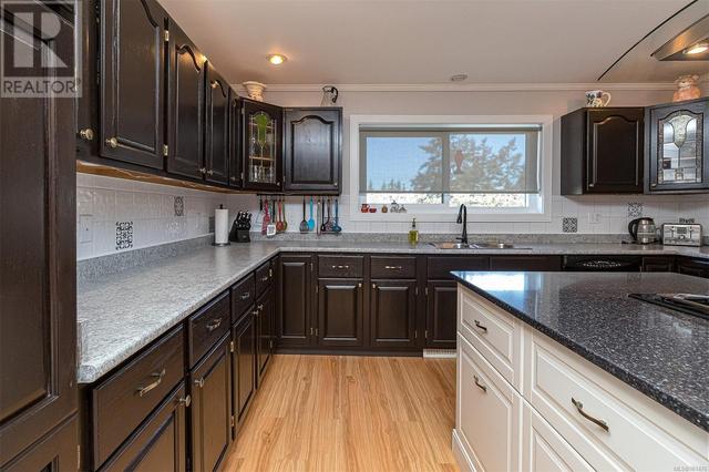 559 Kenneth St, House detached with 4 bedrooms, 3 bathrooms and 4 parking in Saanich BC | Image 11