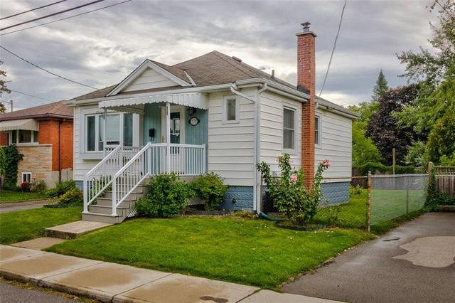 139 East 16th Street, House detached with 2 bedrooms, 1 bathrooms and 4 parking in Hamilton ON | Image 2