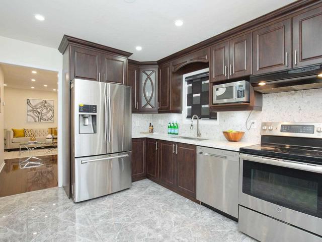 162 Sunforest Dr, House detached with 3 bedrooms, 4 bathrooms and 5.5 parking in Brampton ON | Image 6